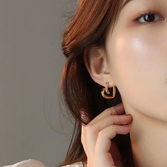 ✨NEW✨ New style special heart shape stud earrings. - Picture 4 of 5